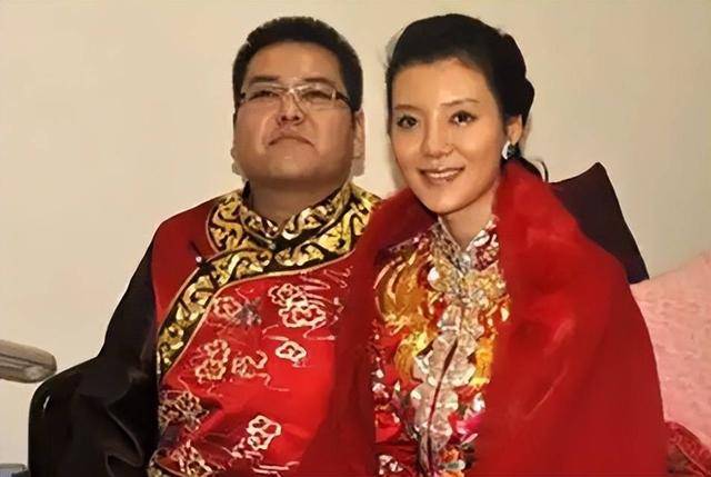 42岁车晓带父亲看中医，车晓彤眉毛、头发都白了，已另娶小娇妻