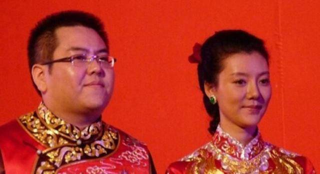 42岁车晓带父亲看中医，车晓彤眉毛、头发都白了，已另娶小娇妻