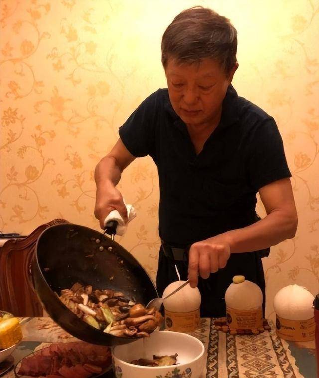 42岁车晓带父亲看中医，车晓彤眉毛、头发都白了，已另娶小娇妻