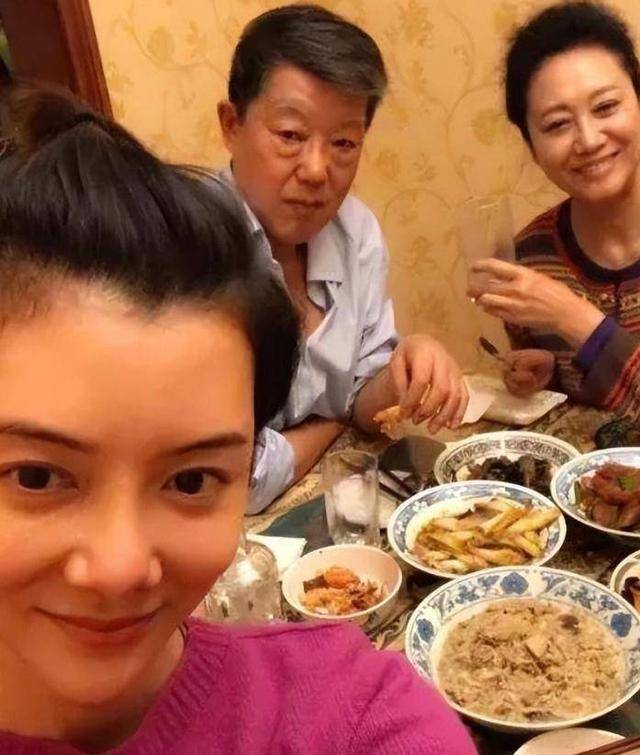 42岁车晓带父亲看中医，车晓彤眉毛、头发都白了，已另娶小娇妻