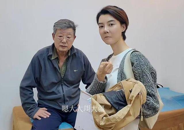42岁车晓带父亲看中医，车晓彤眉毛、头发都白了，已另娶小娇妻