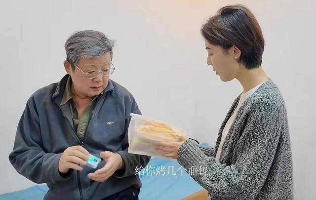 42岁车晓带父亲看中医，车晓彤眉毛、头发都白了，已另娶小娇妻