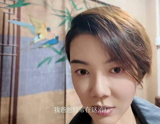 42岁车晓带父亲看中医，车晓彤眉毛、头发都白了，已另娶小娇妻