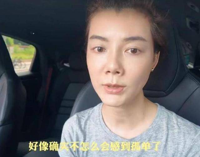 42岁车晓带父亲看中医，车晓彤眉毛、头发都白了，已另娶小娇妻