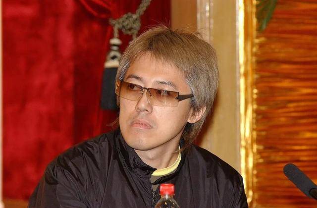 58岁歌手张宇病后满头银发身形消瘦引担忧，经纪人回应