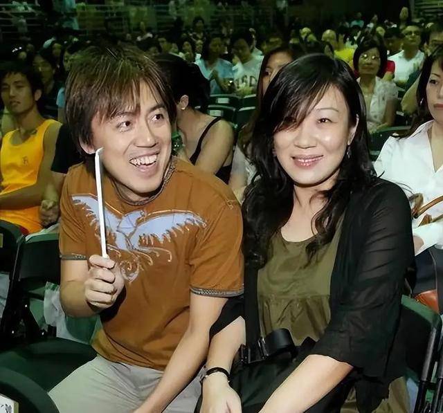 58岁歌手张宇病后满头银发身形消瘦引担忧，经纪人回应