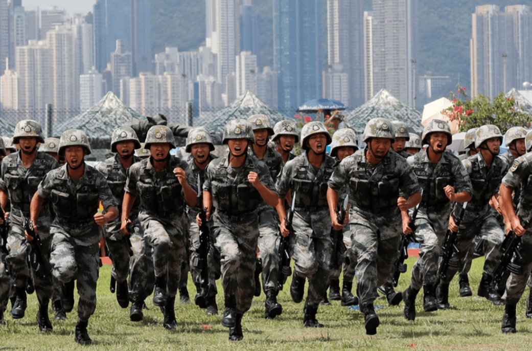 解放军打头阵,10国军队齐聚奔赴伊朗,哈梅内伊终于等到“救星”