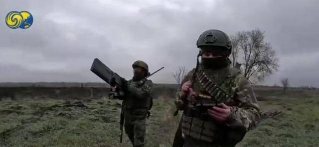 俄军摩托车冲锋队突击红军城：穿插乌军阵地，对纵深目标迂回渗透