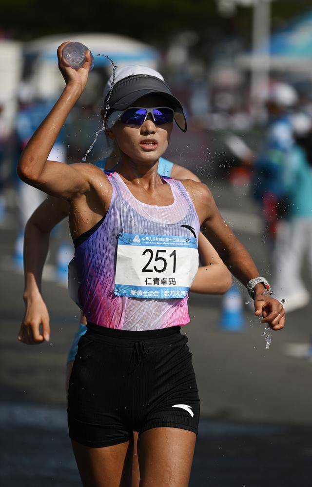 全运会丨女子20公里竞走决赛：杨家玉率先冲线