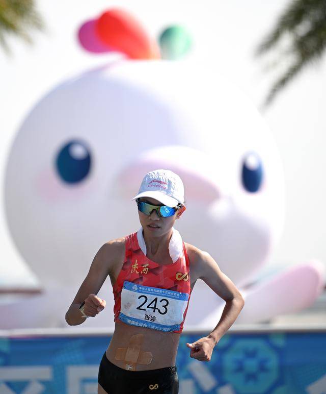 全运会丨女子20公里竞走决赛：杨家玉率先冲线
