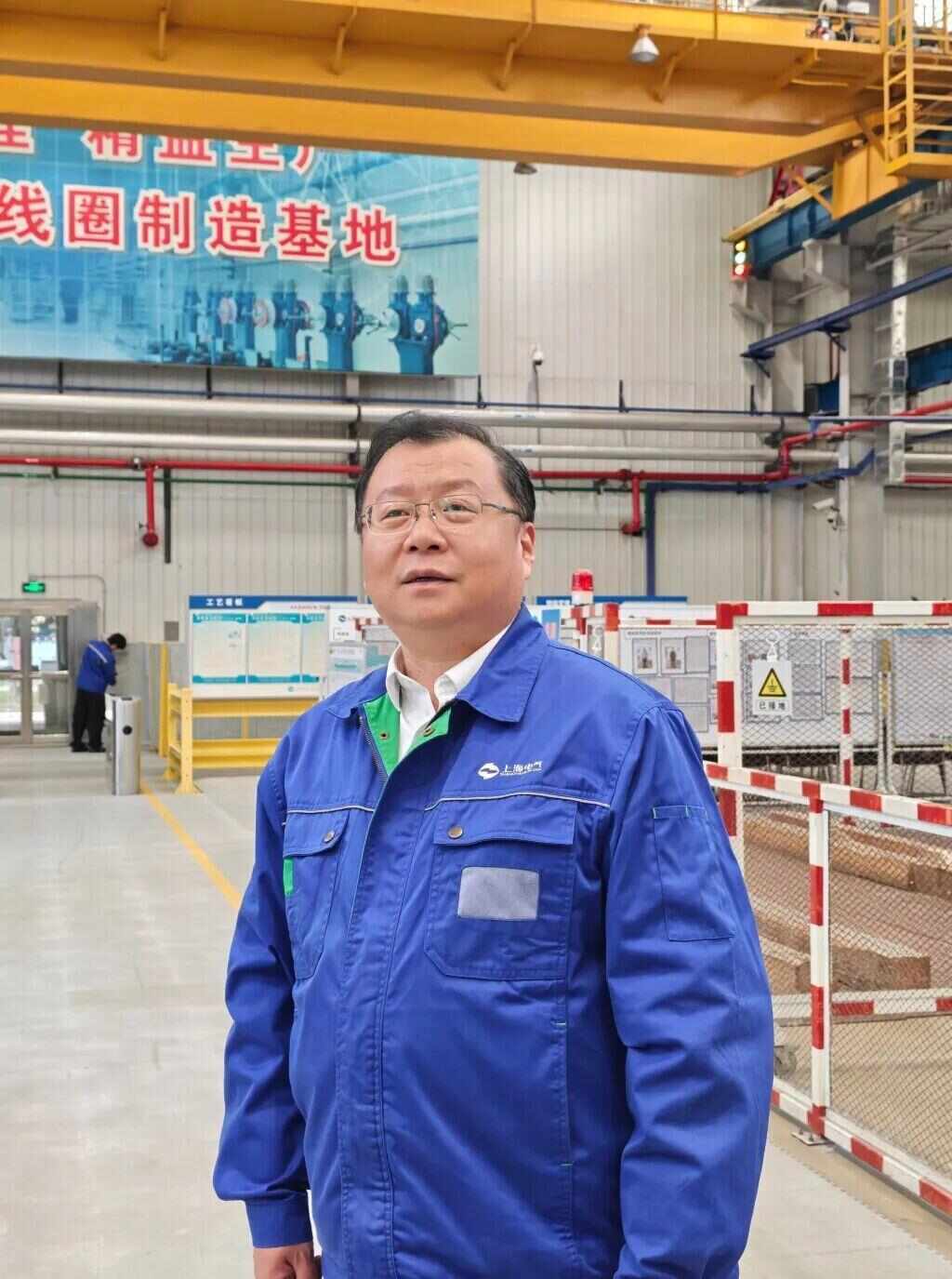 “大叔不理解但照做”走红 本人回应：被氛围感染后就加入了